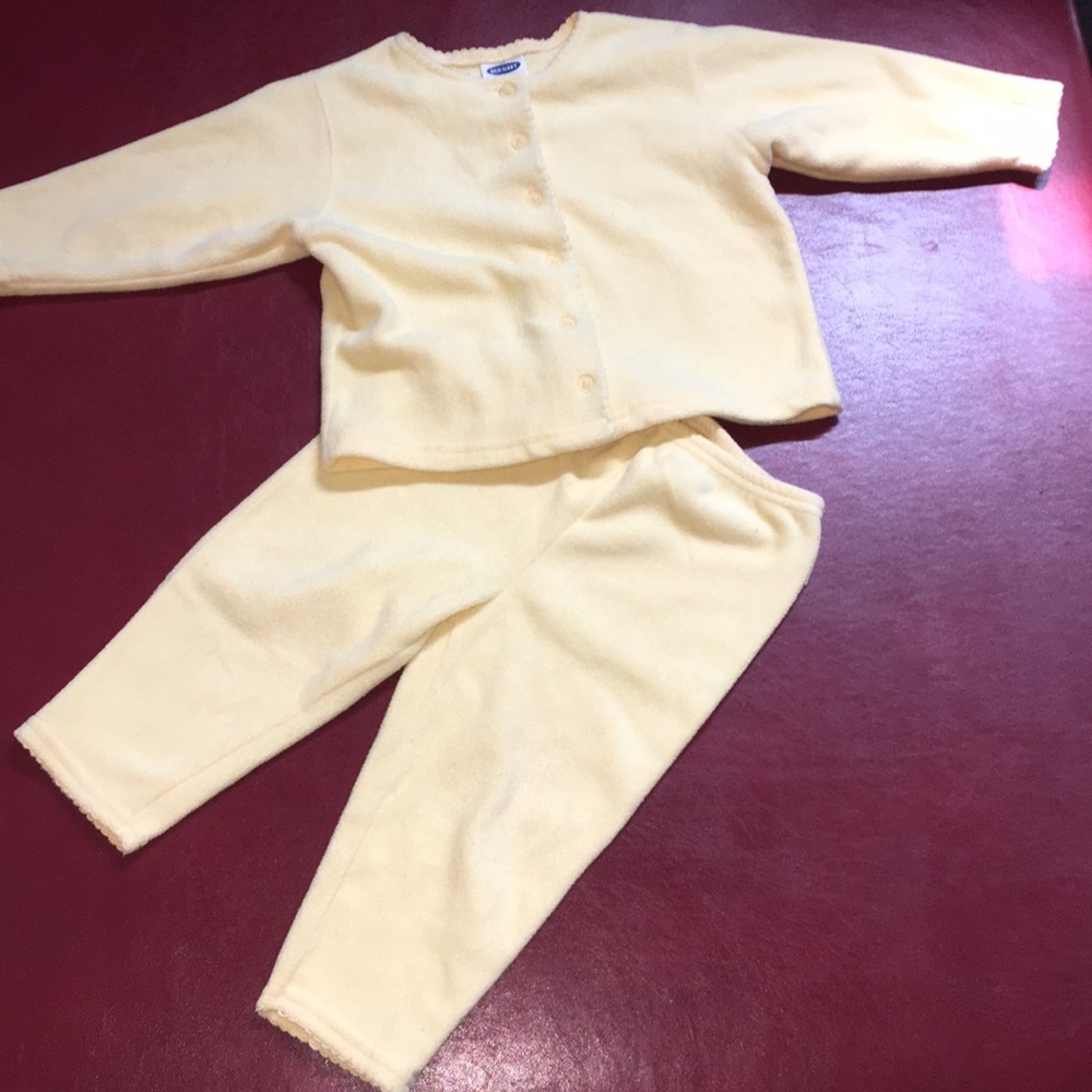 Old Navy Girls Yellow fleece 2-piece set 18-24 mon